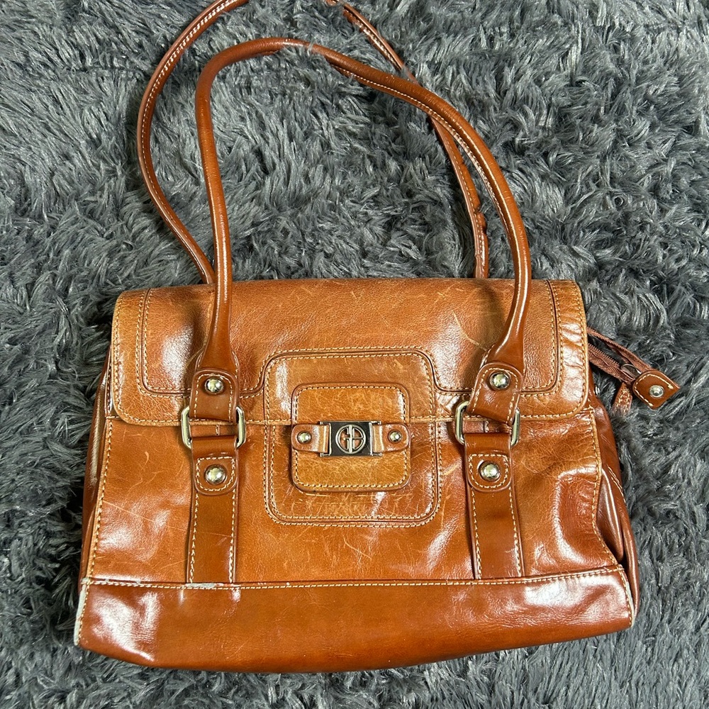 Chic Tan Leather Shoulder Bag